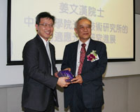 Prof. Ronald Chung (left), Chairman Department of Mechanical and Automation Engineering presents a souvenir to Prof. Jiang Wenhan (right)